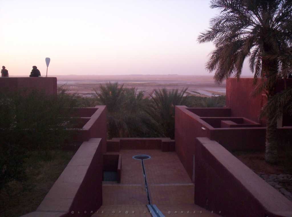 TIMIMOUN DECEMBRE 2004 N038 AU LOIN LA SEBKHA.JPG